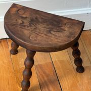Tabouret tripode en bois tourné