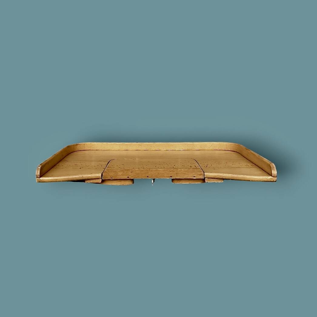 Old bed platform with a varnished wooden reading shelf, Torck