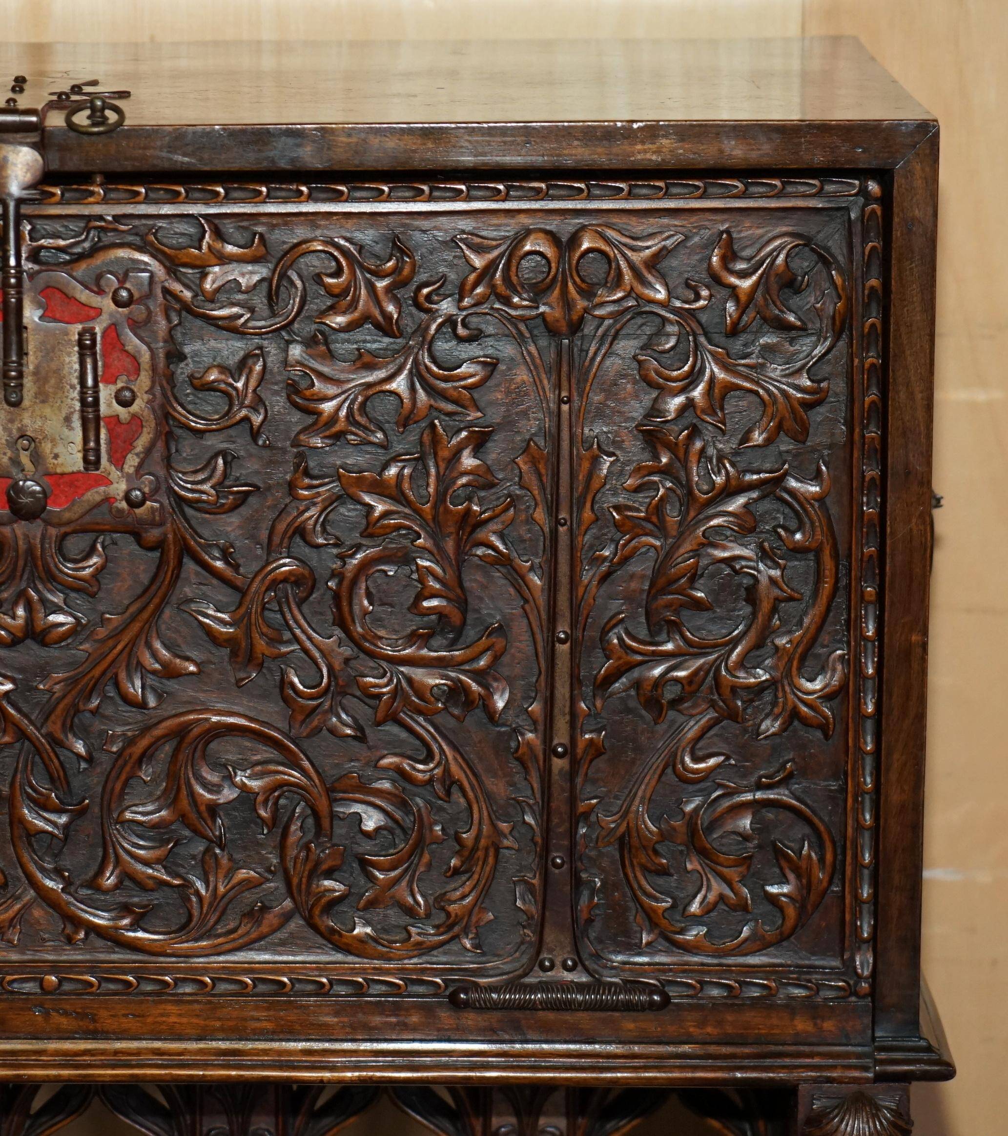 Cabinet espagnol sculpté 18ème siècle avec rangement caché