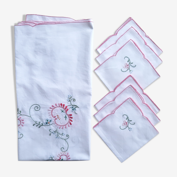 Tablecloth and 6 tea towels