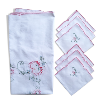 Tablecloth and 6 tea towels