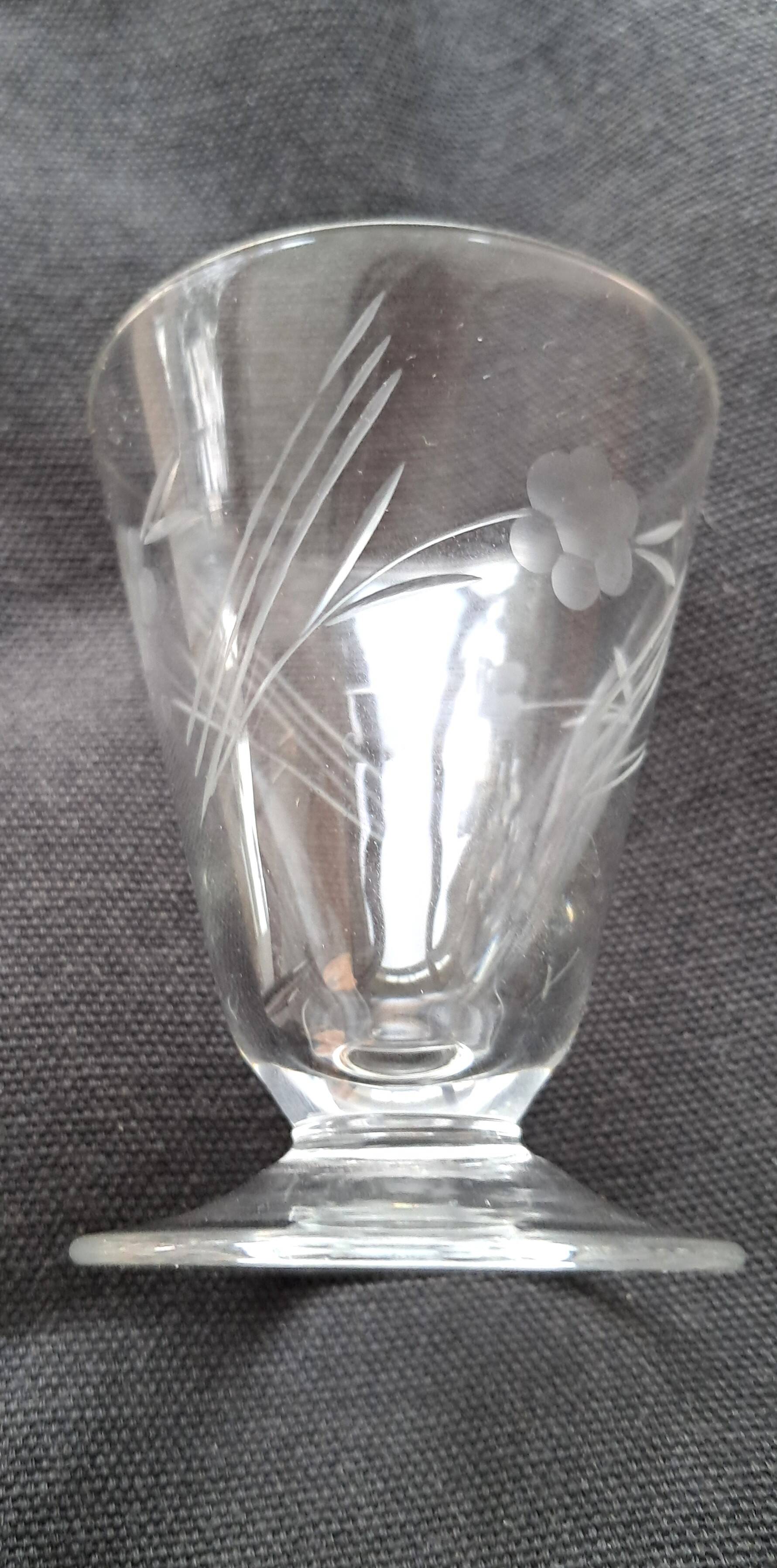 Set of 13 engraved glasses decorated with reeds and flowers, 1960.
