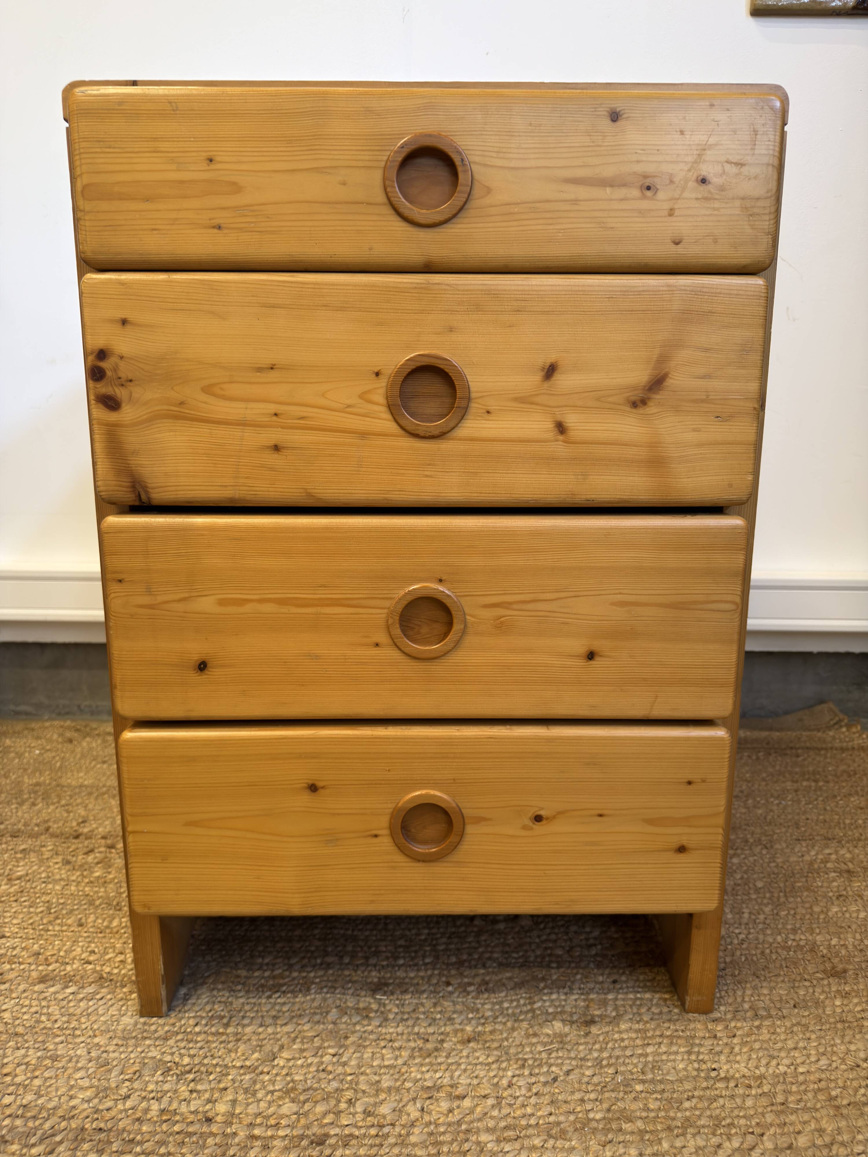 Commode Charlotte Perriand "Les Arcs" en pin massif – 4 tiroirs – Années 19