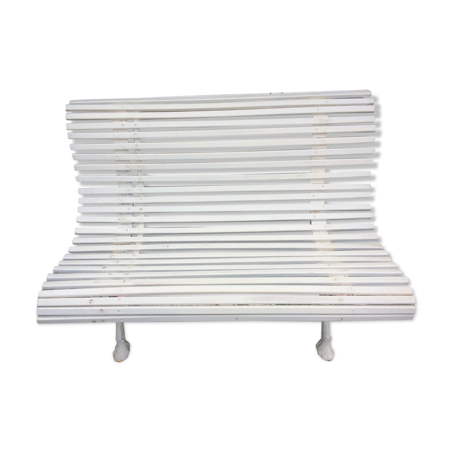 Banc de jardin ancien, pieds fonte et lattes blanches en bois