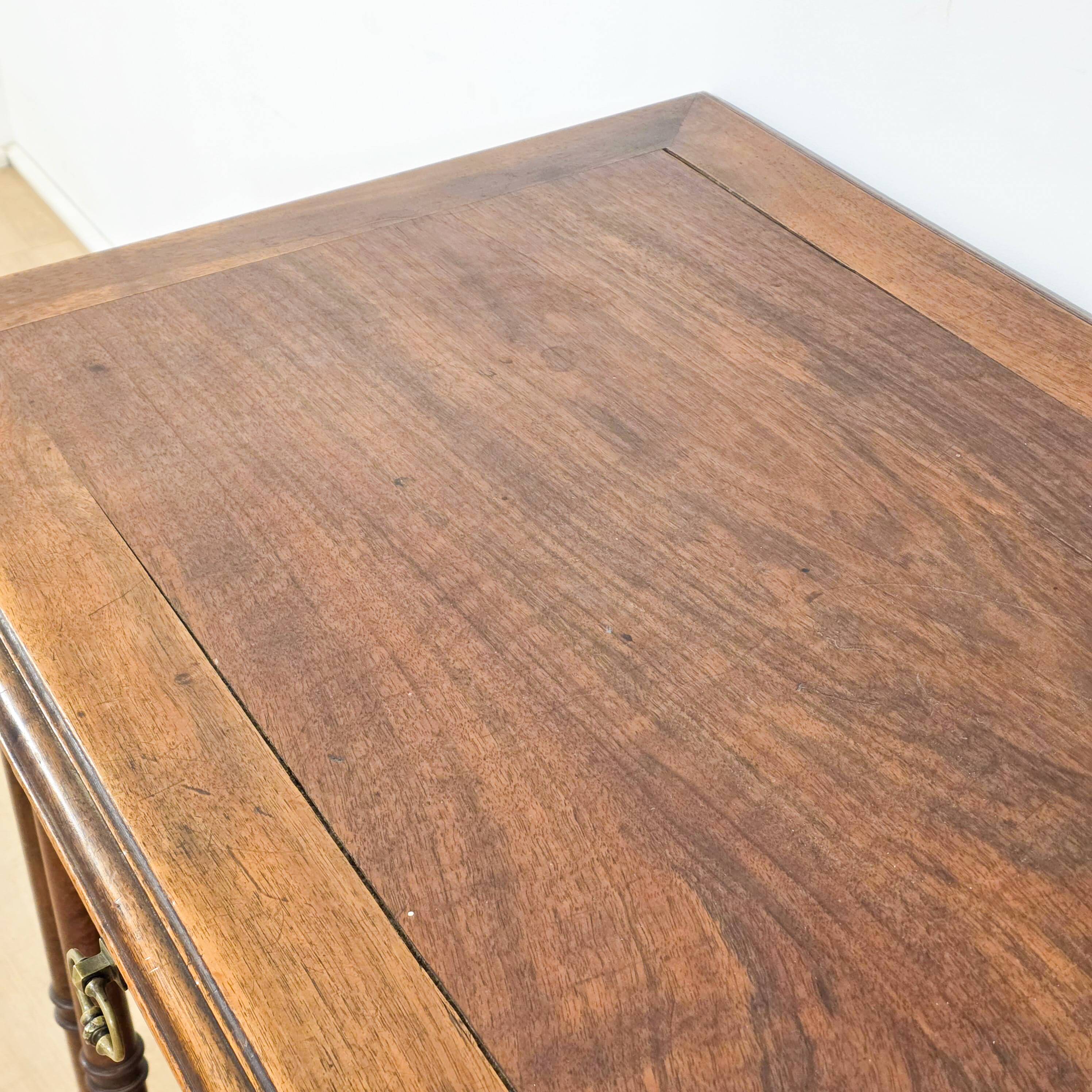 Bureau d’écrivain en noyer sculpté de style Renaissance, fin du XIXe siècle