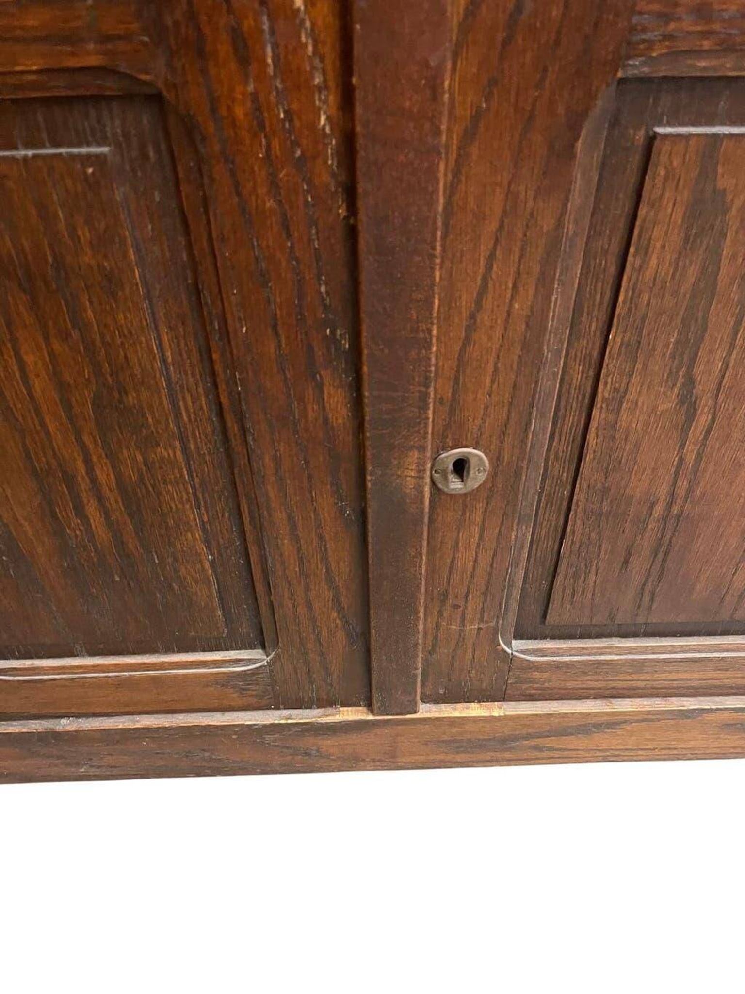 XL vintage display cabinet in wood, very tall, with embossed glass.