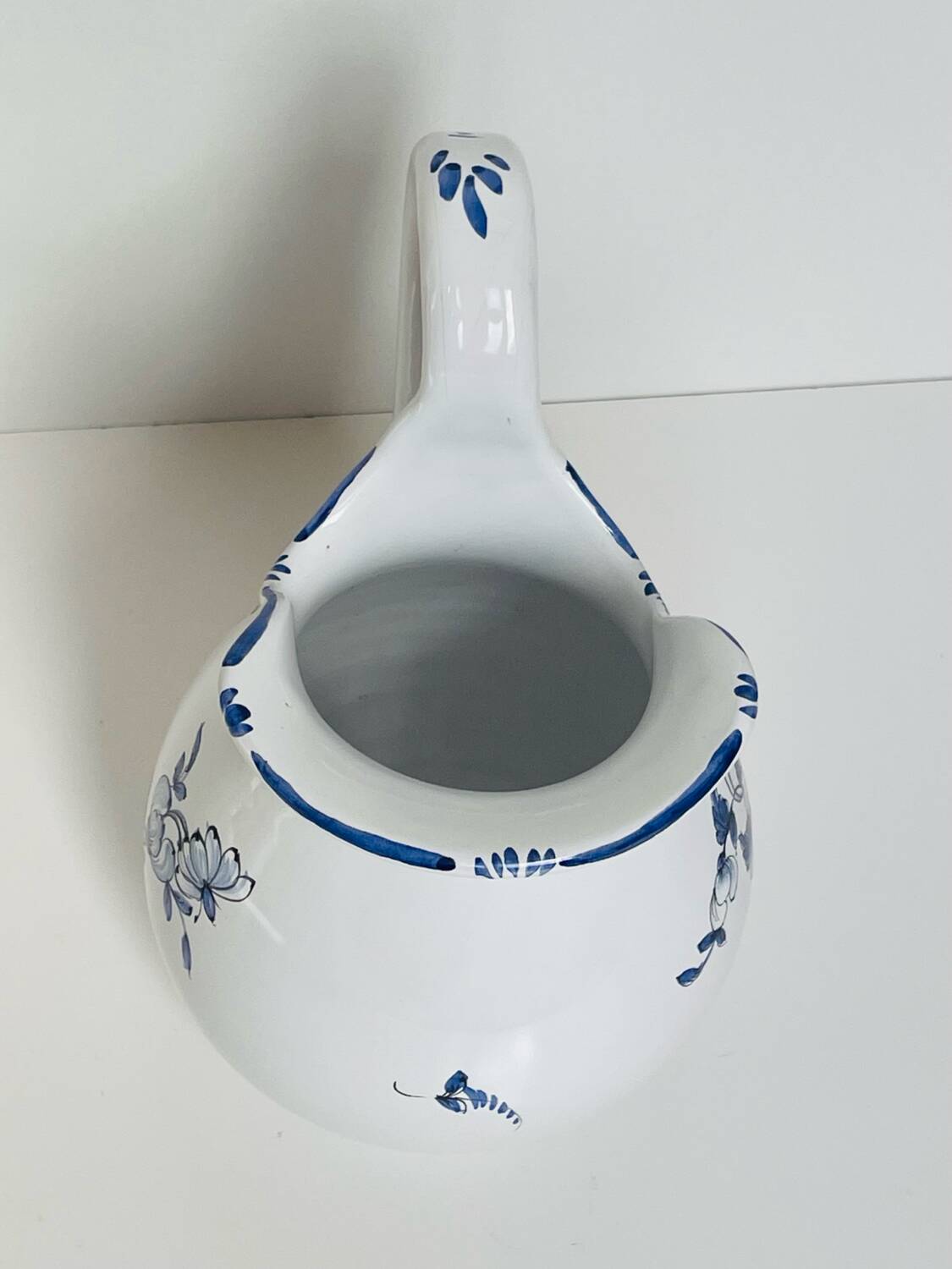 Pichet Moustiers à décor floral bleu