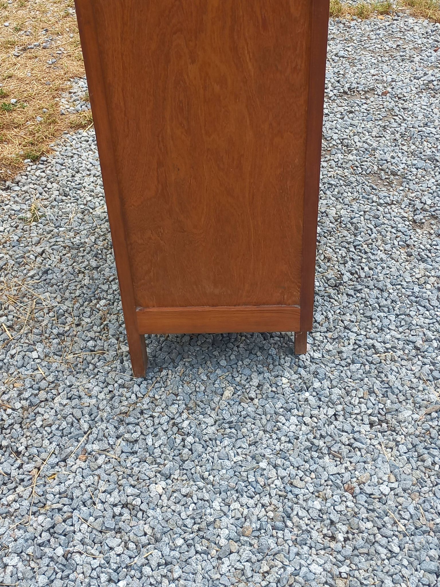 Vintage 1950s chest of drawers with tapered legs and 5 drawers.
