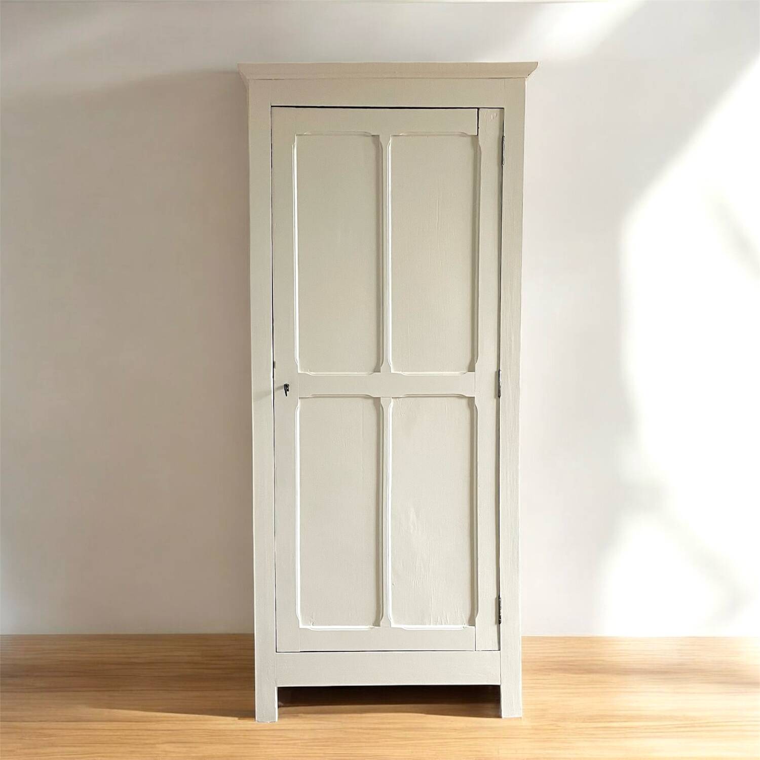 Off-white bonnetière