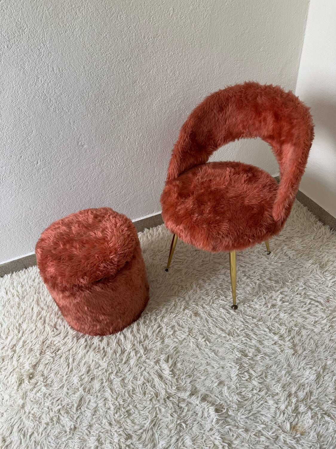 Chaise et pouf moumoute années 70