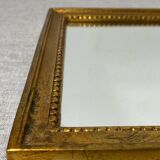 Miroir vintage en bois à poser ou à suspendre de couleur dorée