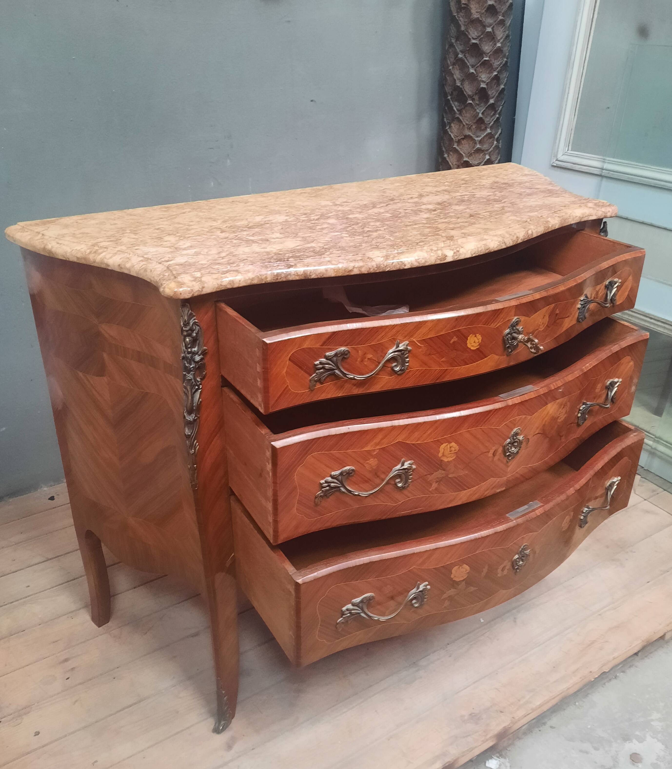 Commode style Louis XV en marqueterie de fleurs