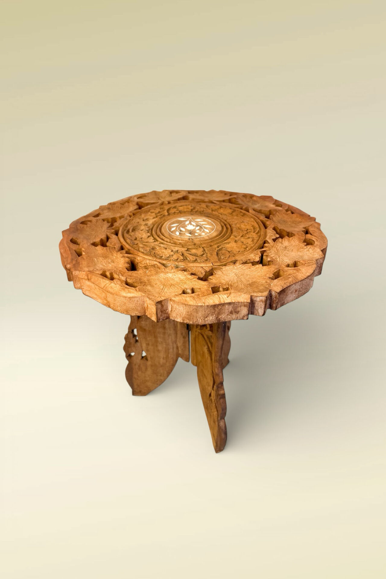 Ancienne petite table d’appoint tripode anglo-indienne en bois sculpté