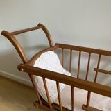 Ancien landeau en bois vintage pour enfant