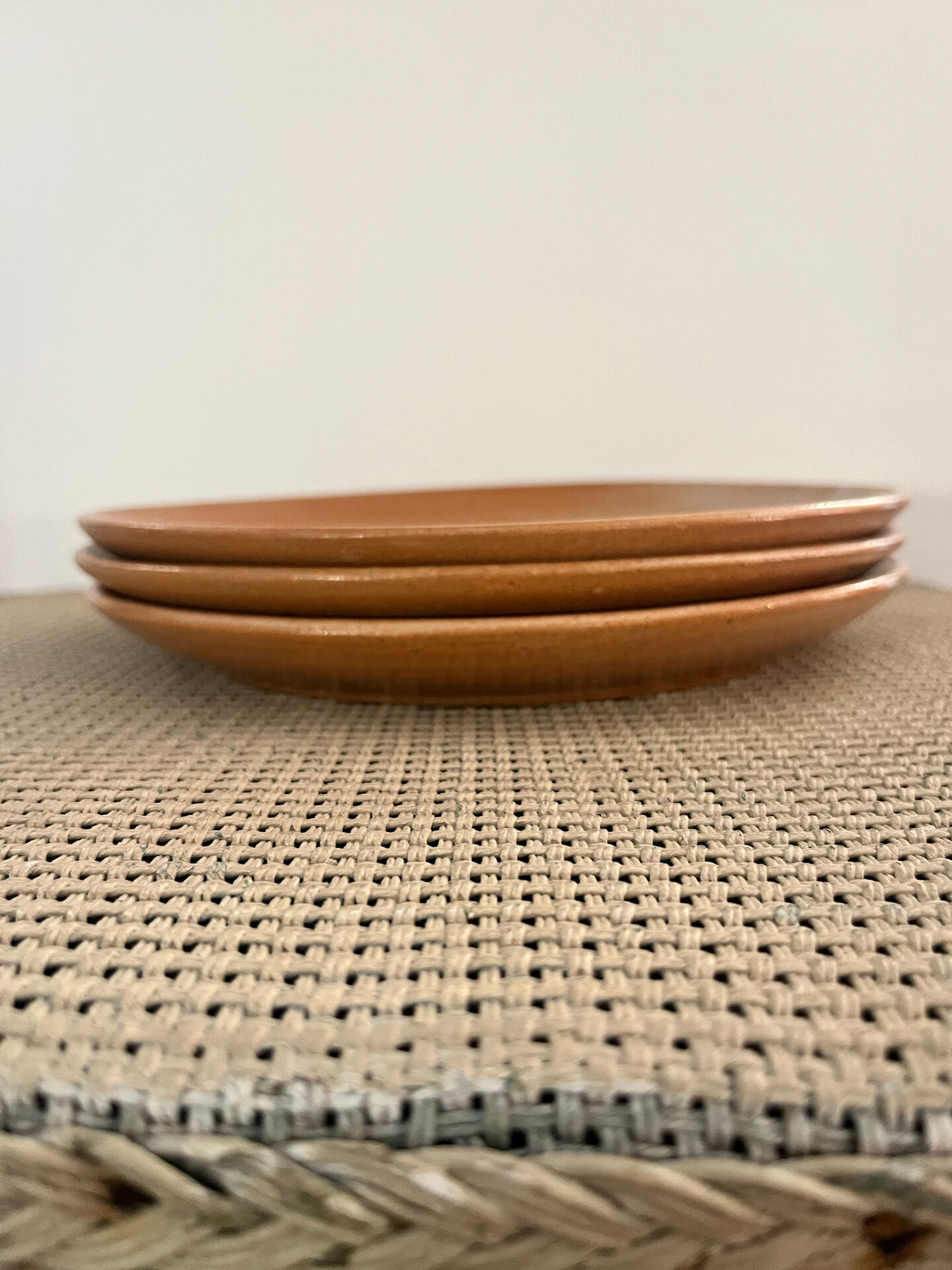 3 assiettes plates en grès 