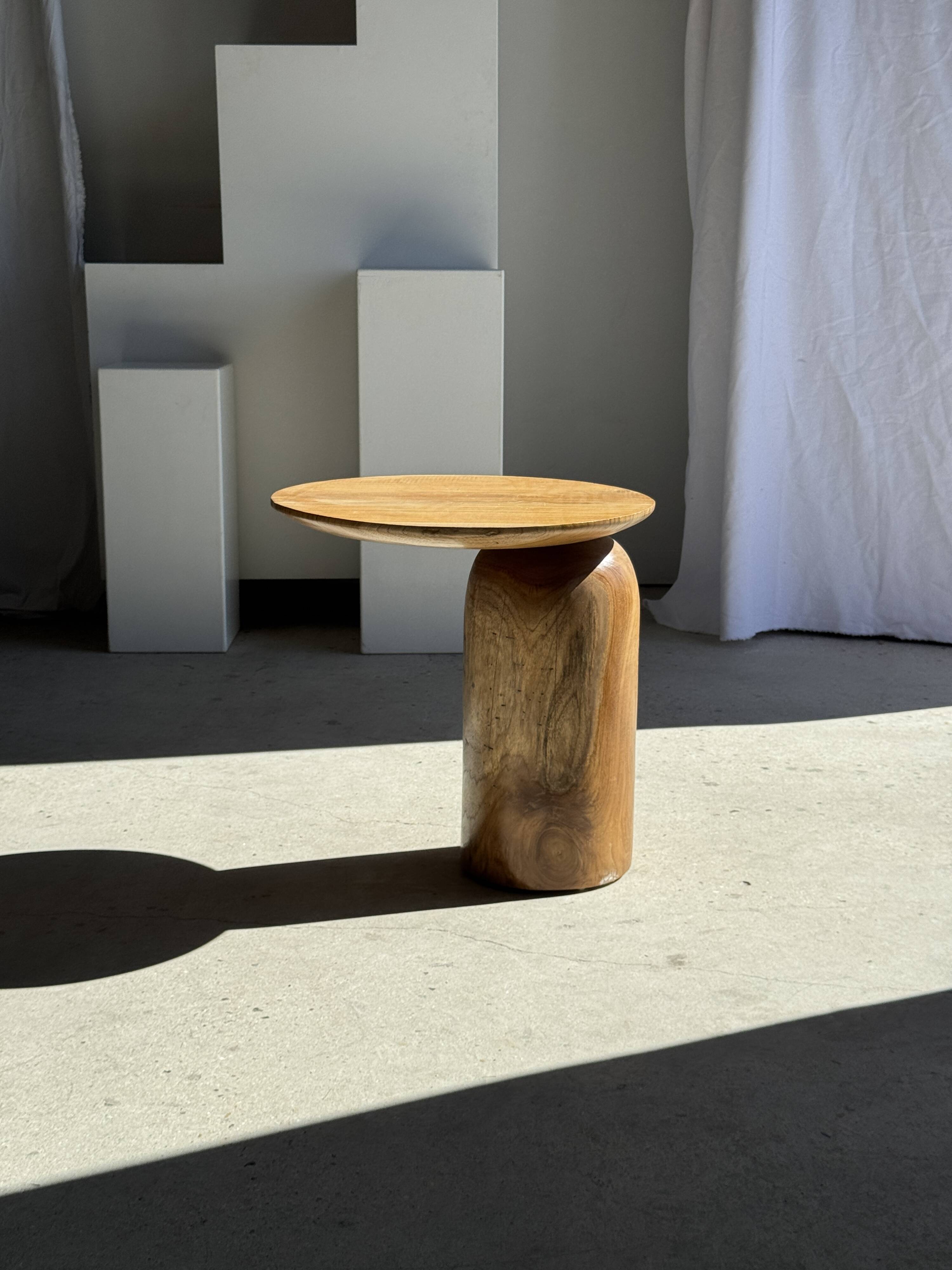 Side table in solid teak with a circular top, column base H51.5 D50.