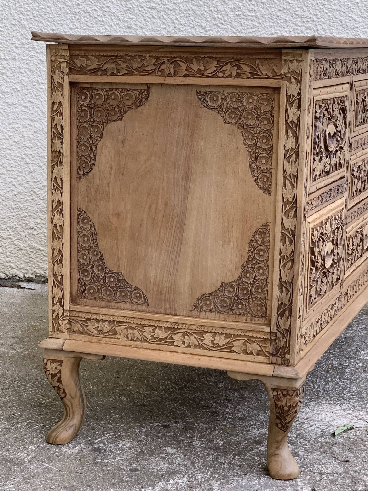 Commode vintage basse Padouk Massif sculpté 1950