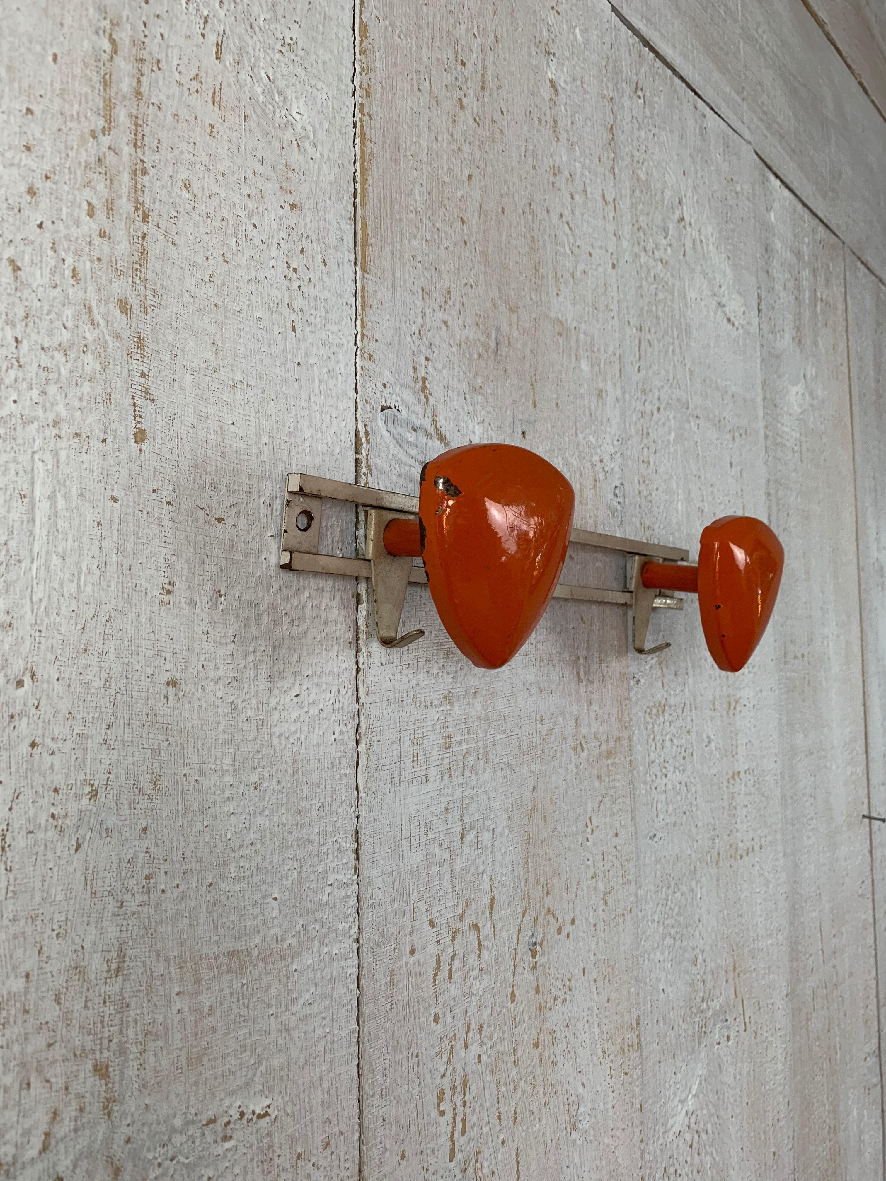 Vintage orange metal patère