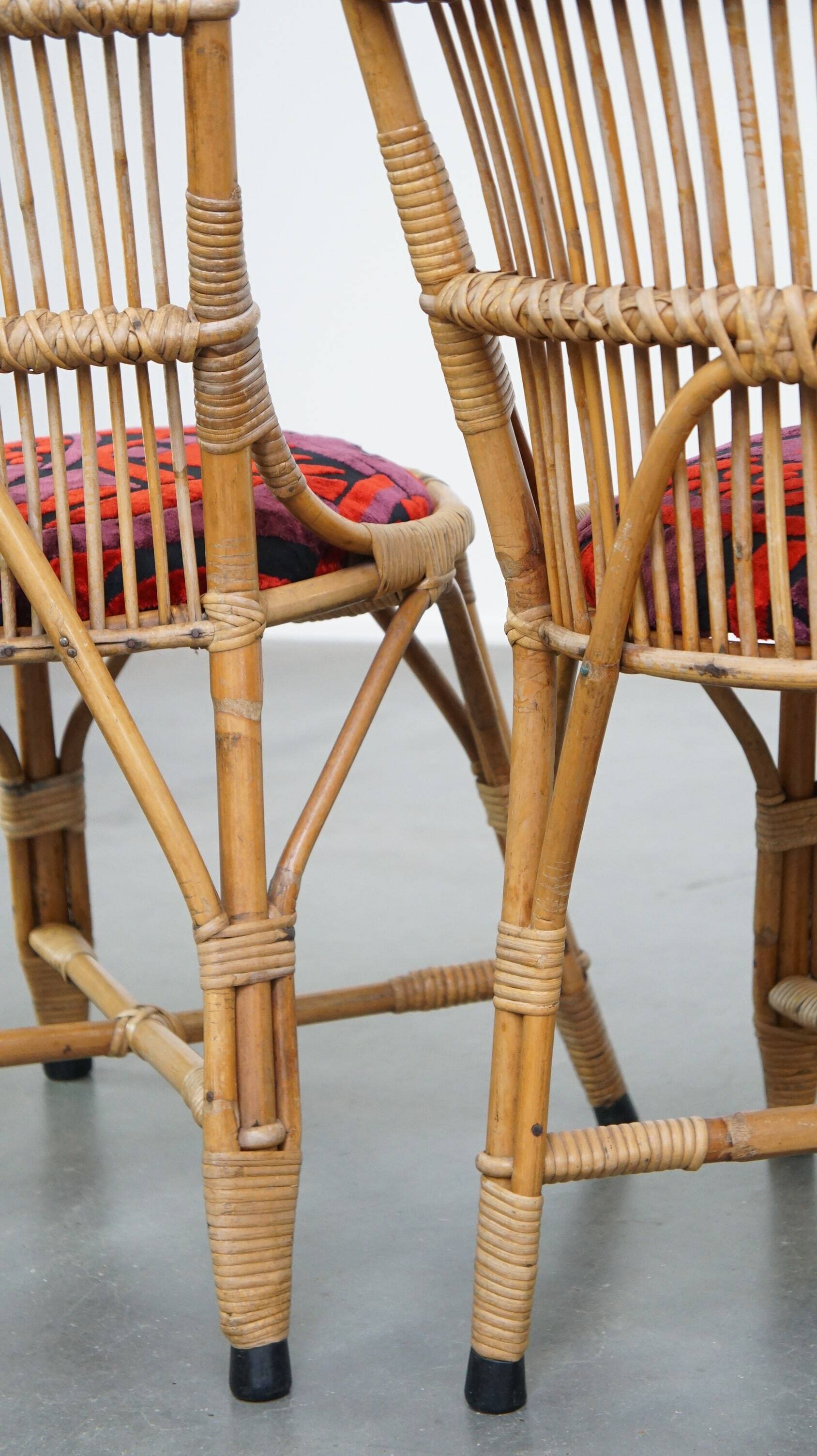 Set of 4 subtle and charming vintage 60s rattan boho chairs with colorful upholstered seats