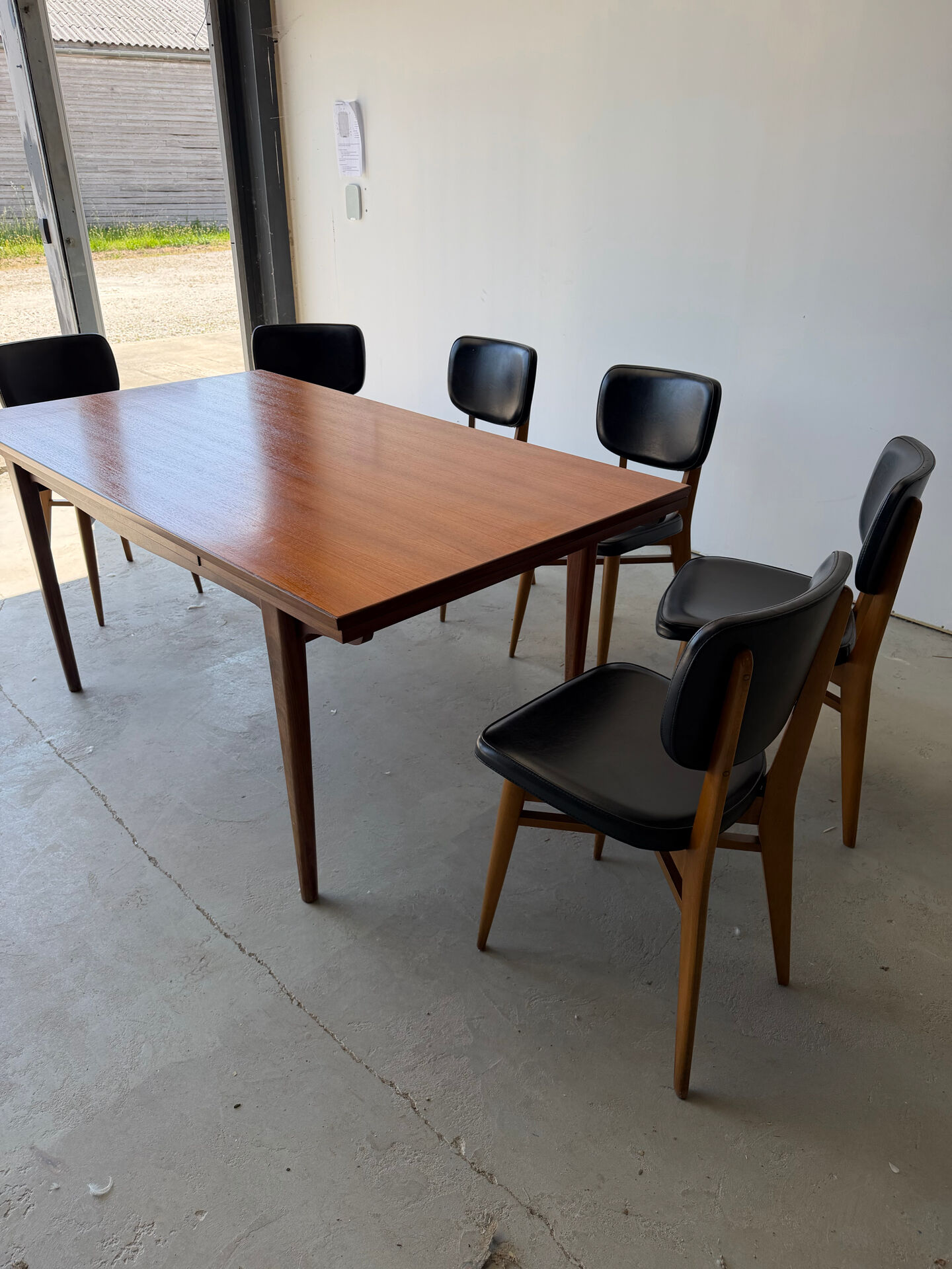 Rectangular extendable table in Scandinavian design made of solid teak.