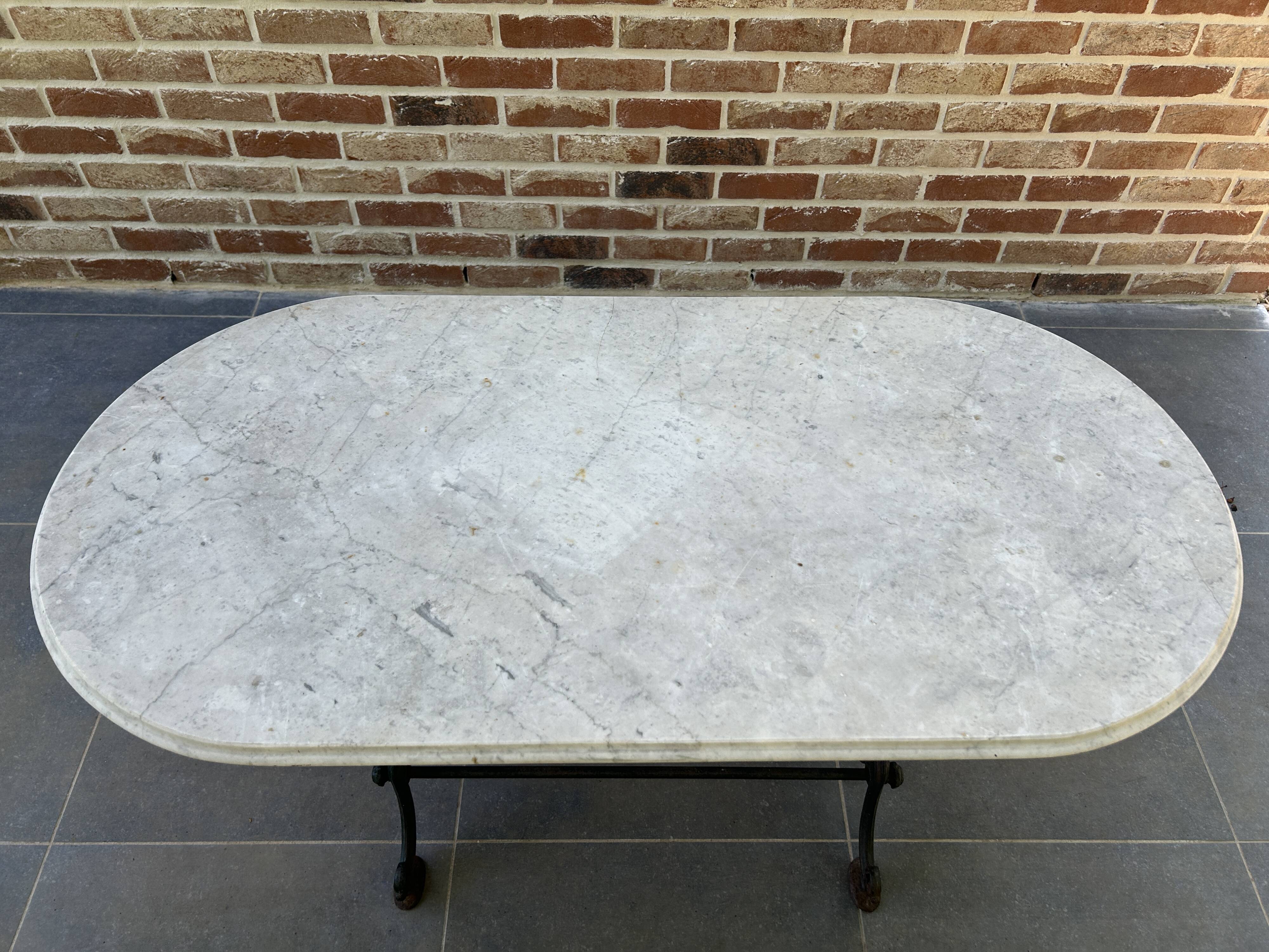Bistro table in cast iron and marble from the art nouveau period.