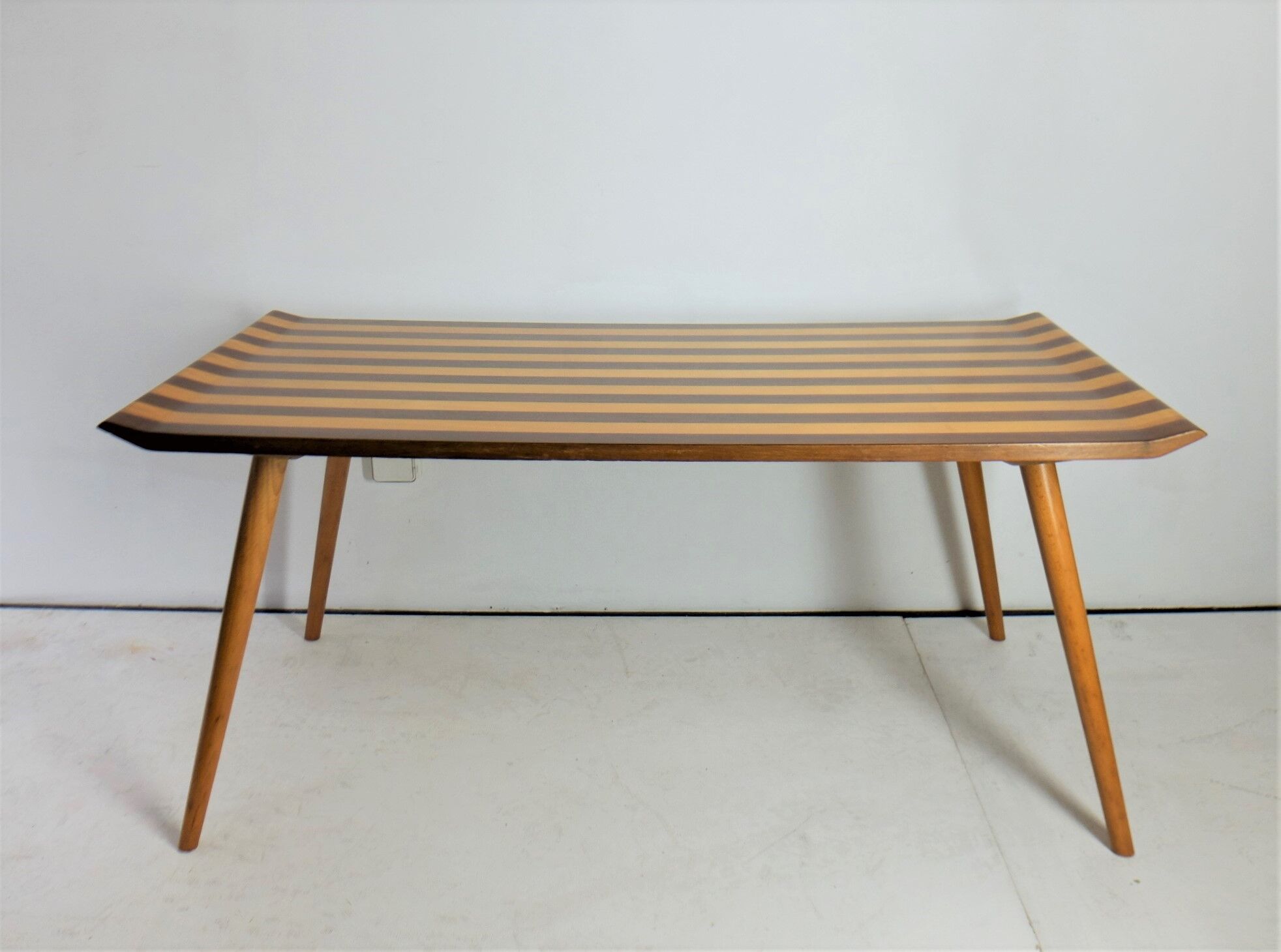 Table low Italian 1950, on the walnut and Sycamore