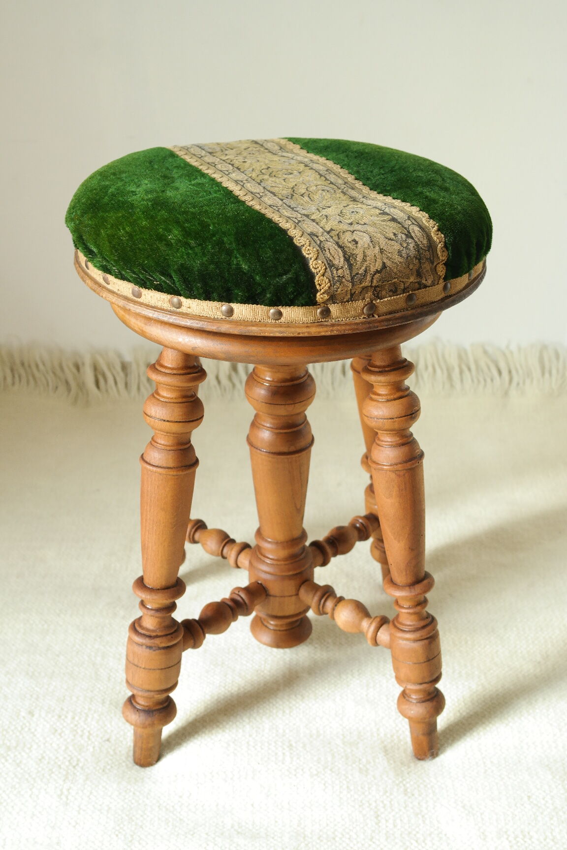 Napoleon III piano stool