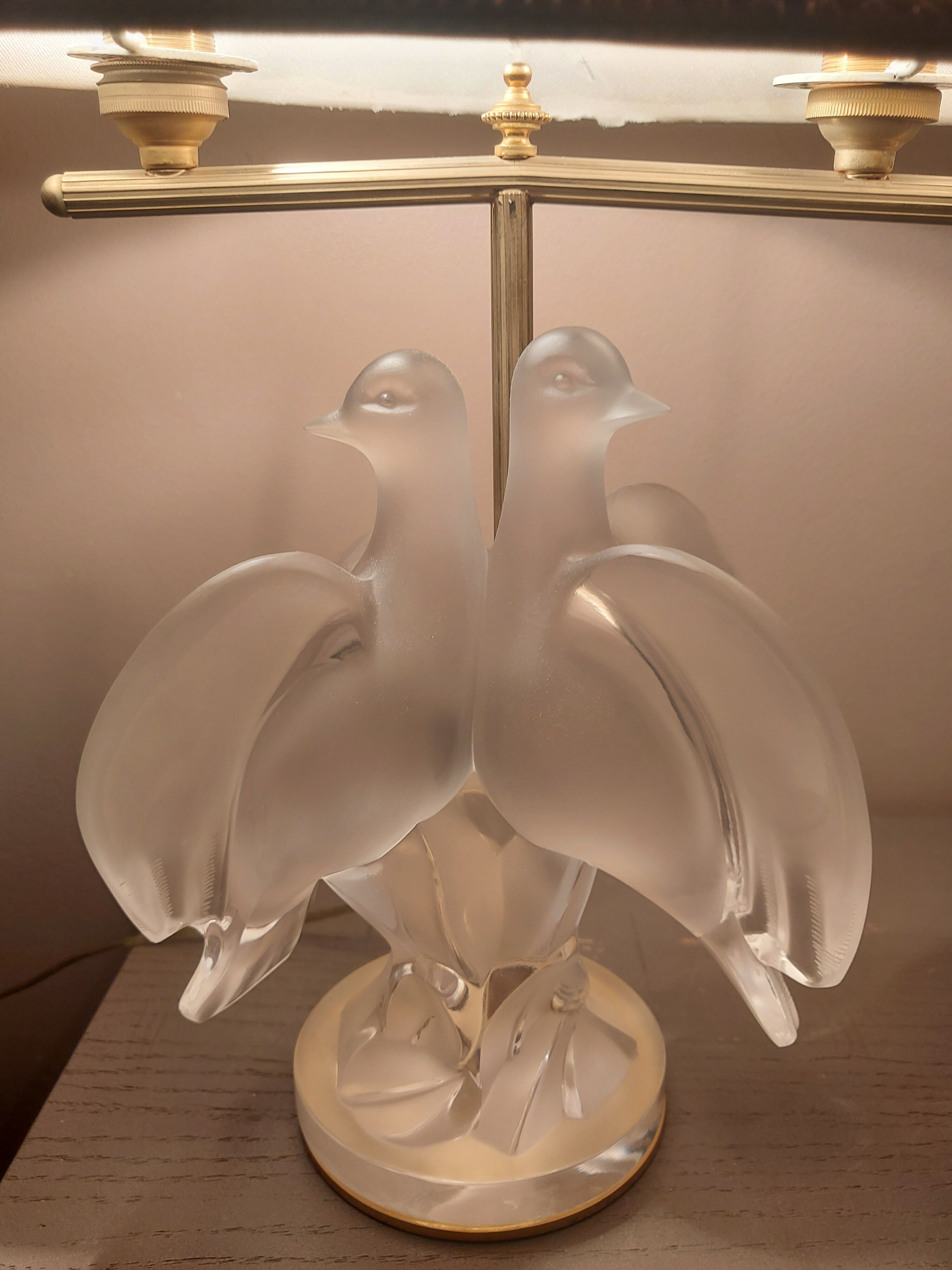 Crystal lamp Lalique with two doves model Ariane
