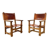 Paire de chaises de château brutalistes anciennes faites à la main en chêne et cuir cognac, années 1920.