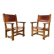 Paire de chaises de château brutalistes anciennes faites à la main en chêne et cuir cognac, années 1920.
