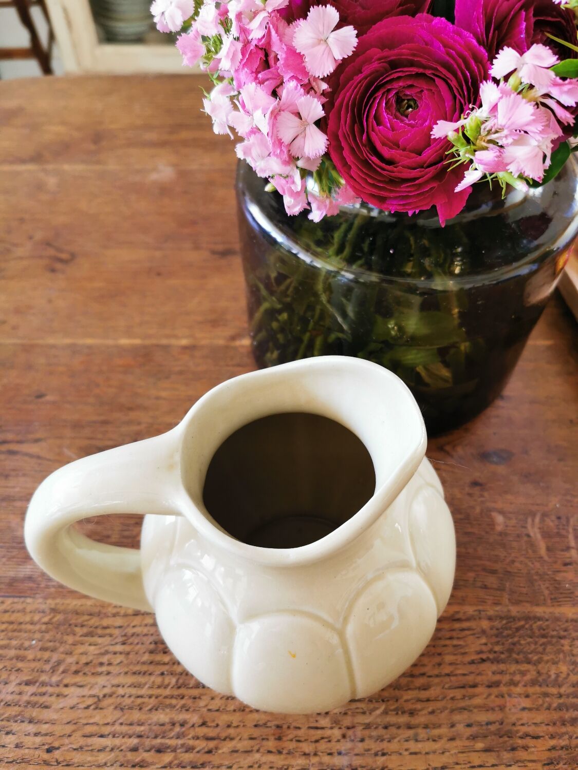 Enamelled ball pitcher