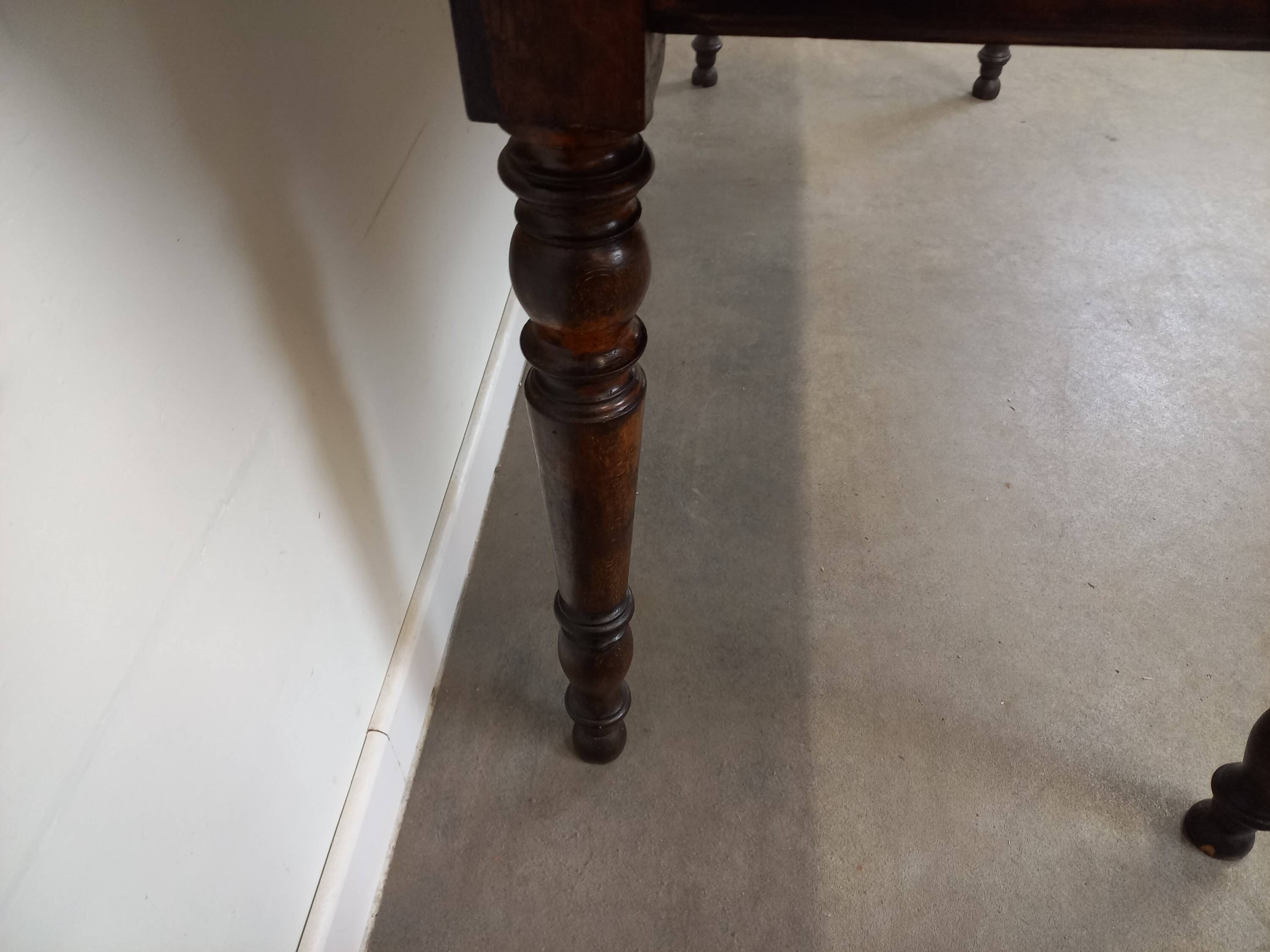 Table de ferme en noyer