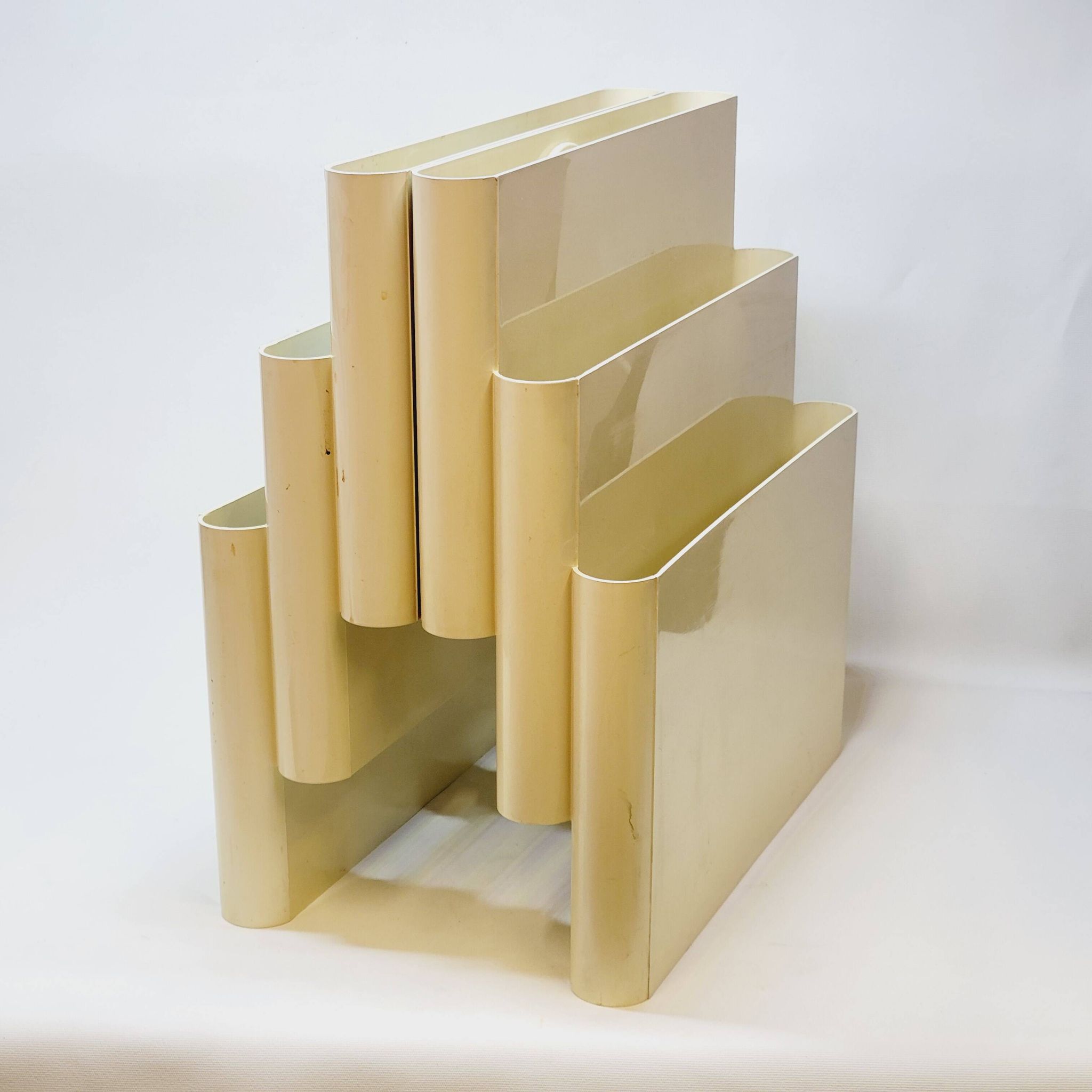 Kartell Vintage 4675 Magazine Rack Design by Giotto Stoppino in Plastic C