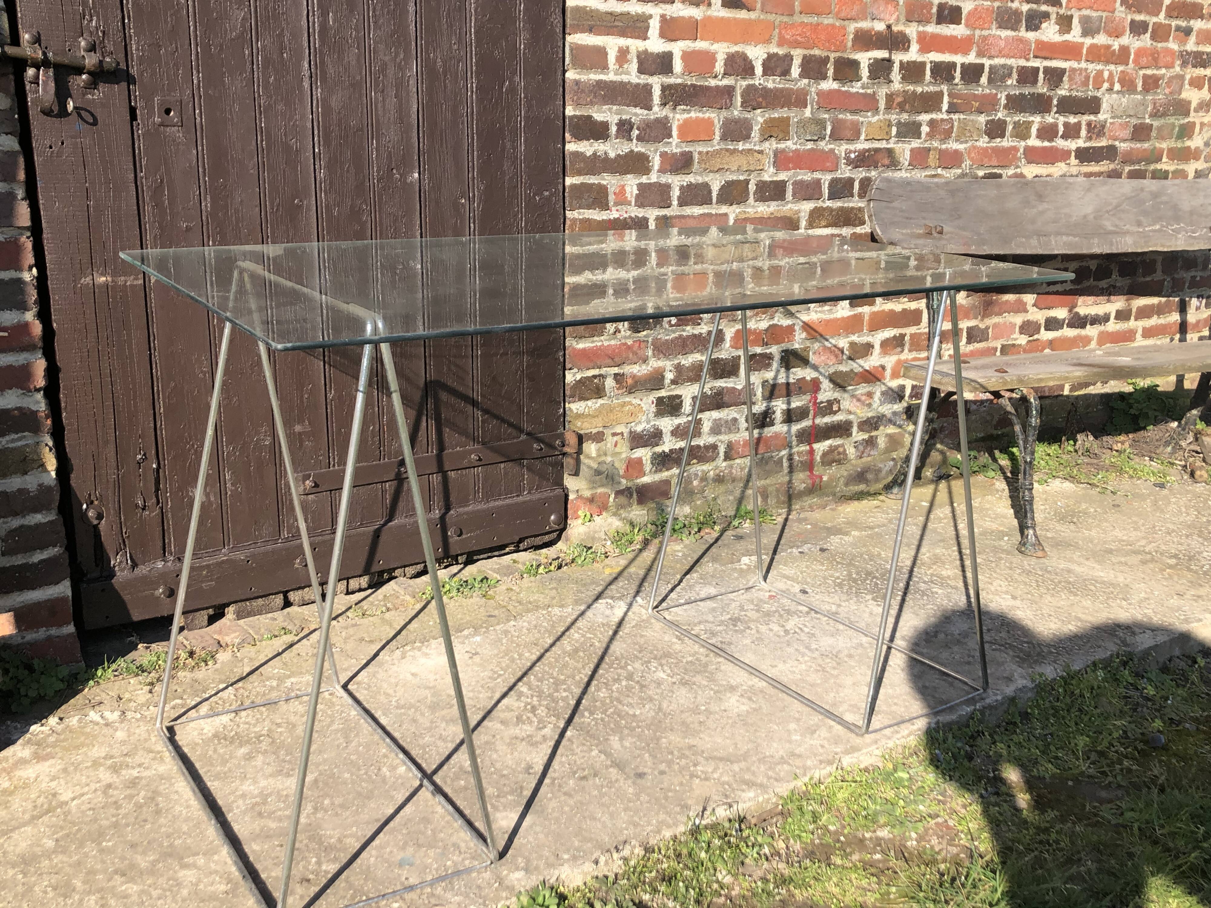 Bureau en fil d’acier et plateau en verre
