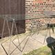 Bureau en fil d’acier et plateau en verre