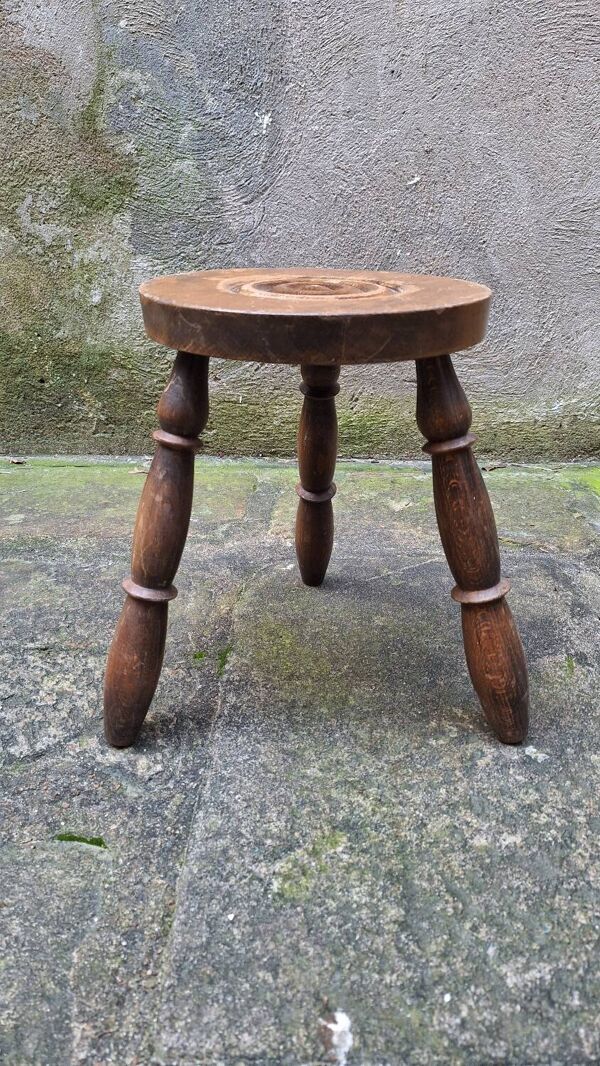 Tabouret tripode en bois tourné