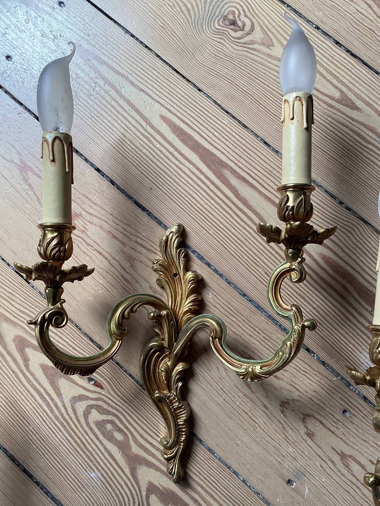 Paire d’appliques murales – Style Louis XV / Rococo – métal doré