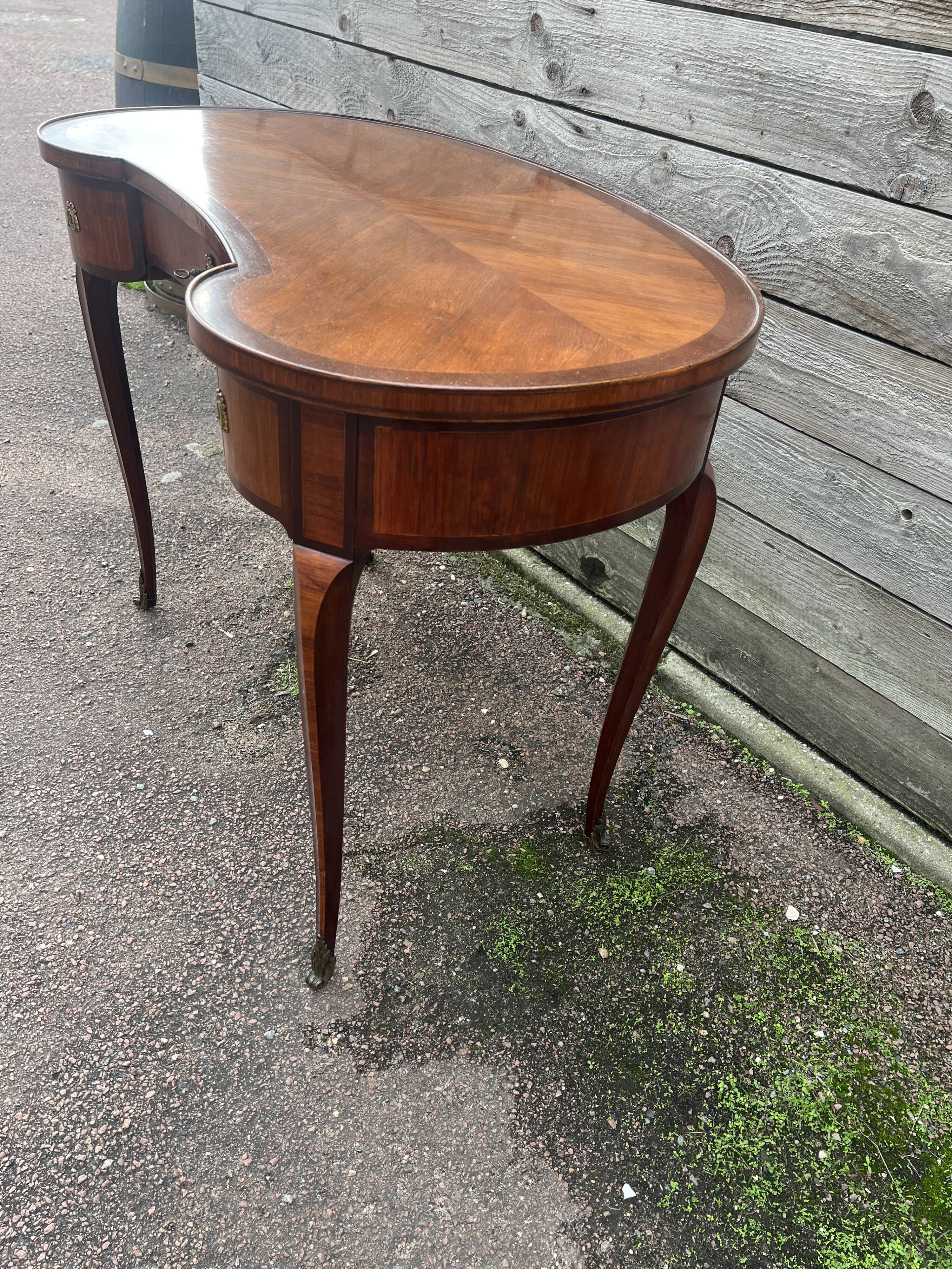 Kidney-shaped desk, marquetry, Transition style