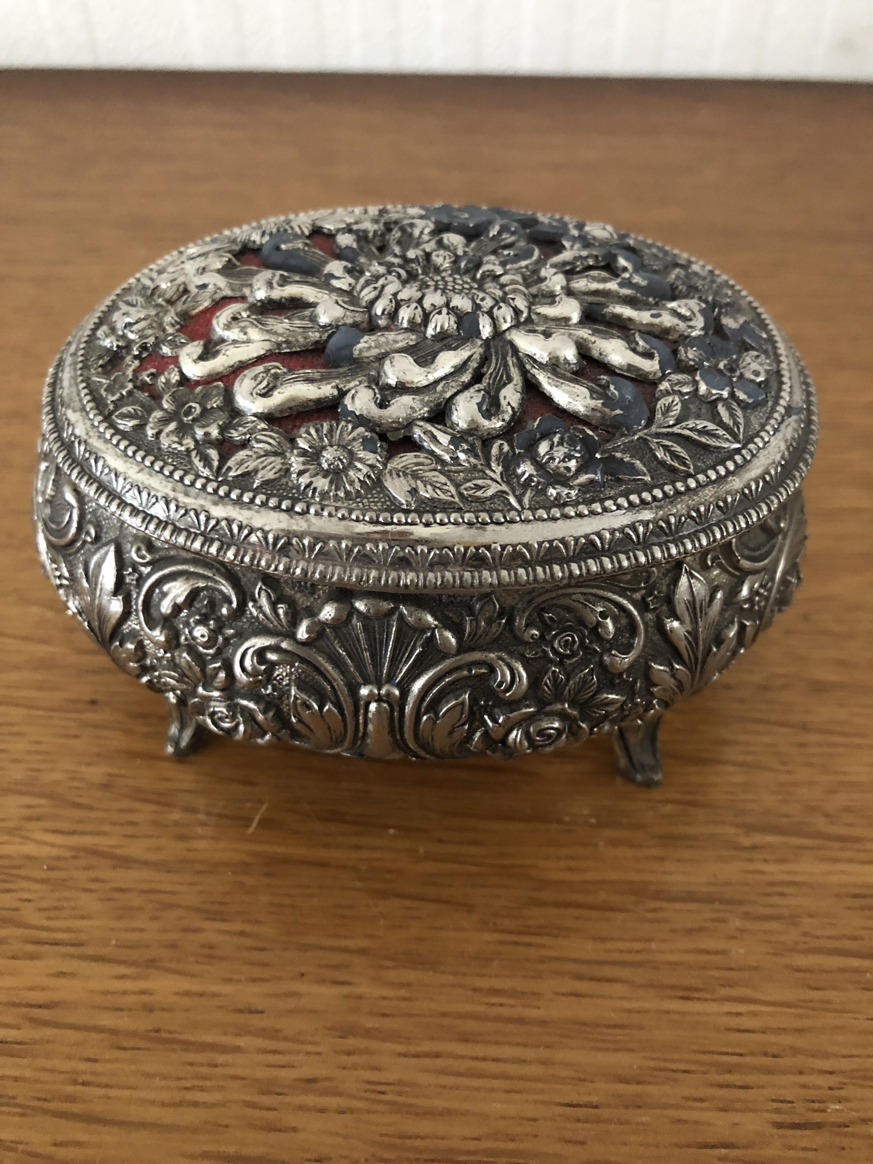 Metal jewelry box inside felt red floral decorations