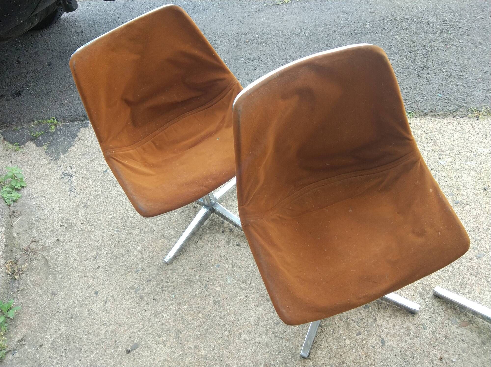 Set of 2 monohull and rotating chairs by Schweitzer for Lafargue S.A dated january 19