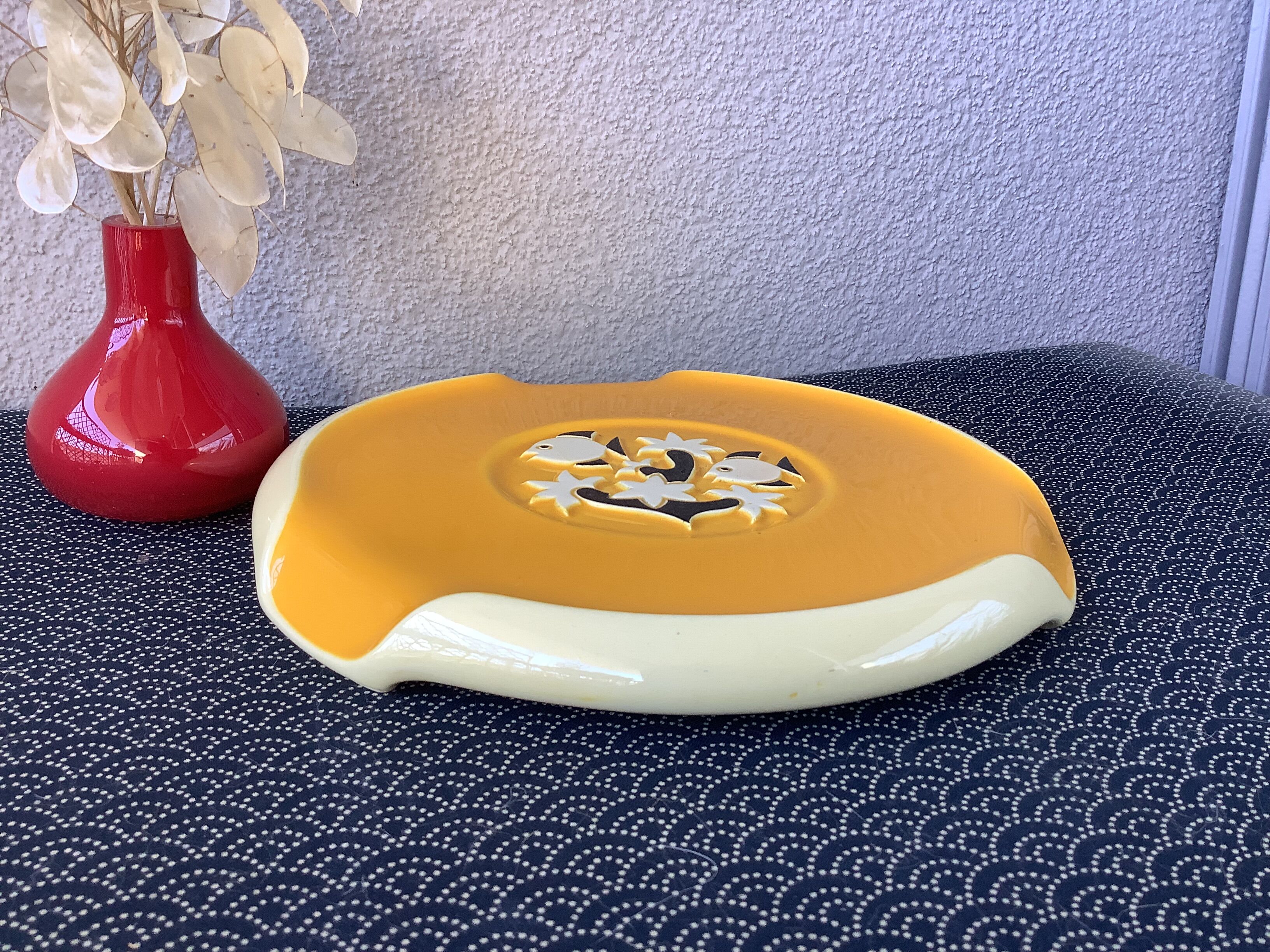 Vallauris trivet with aquatic decoration