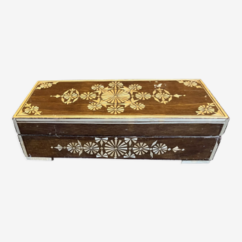 Wooden box with straw marquetry