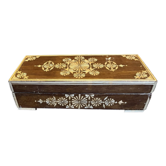 Wooden box with straw marquetry