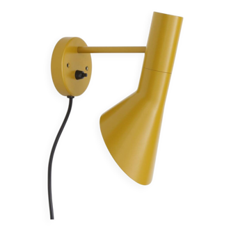 AJ wall lamp in yellow - Arne Jacobson