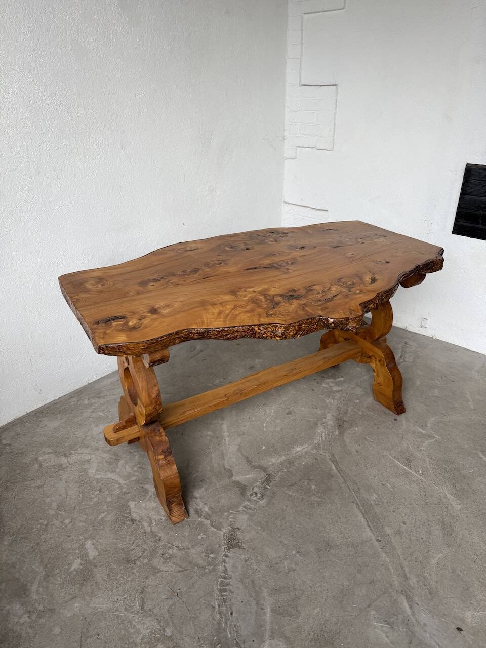 Table artisanale en orme massif, art populaire