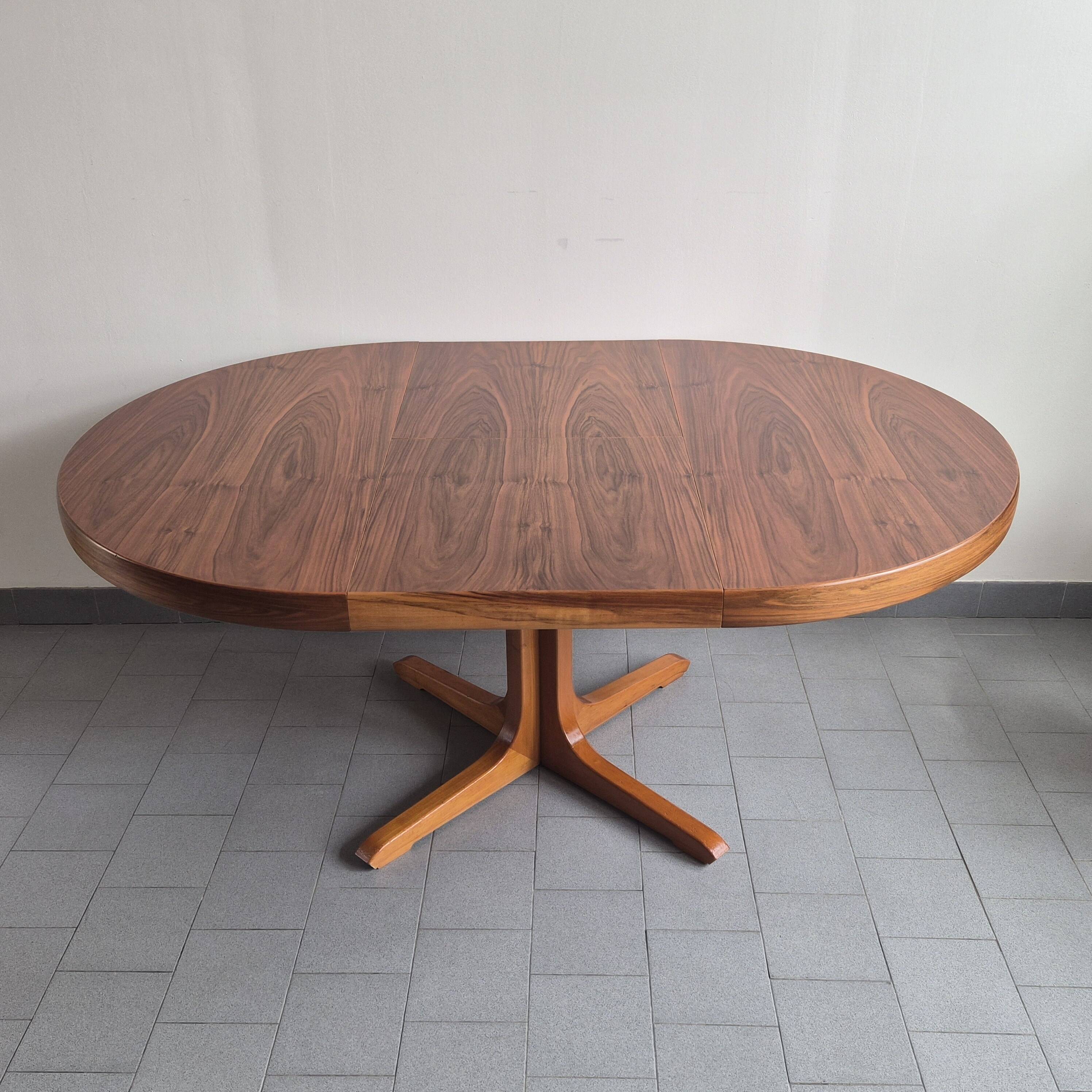 Baumann dining table 1960 extendable from 114 to 167 cm with integrated extensions.