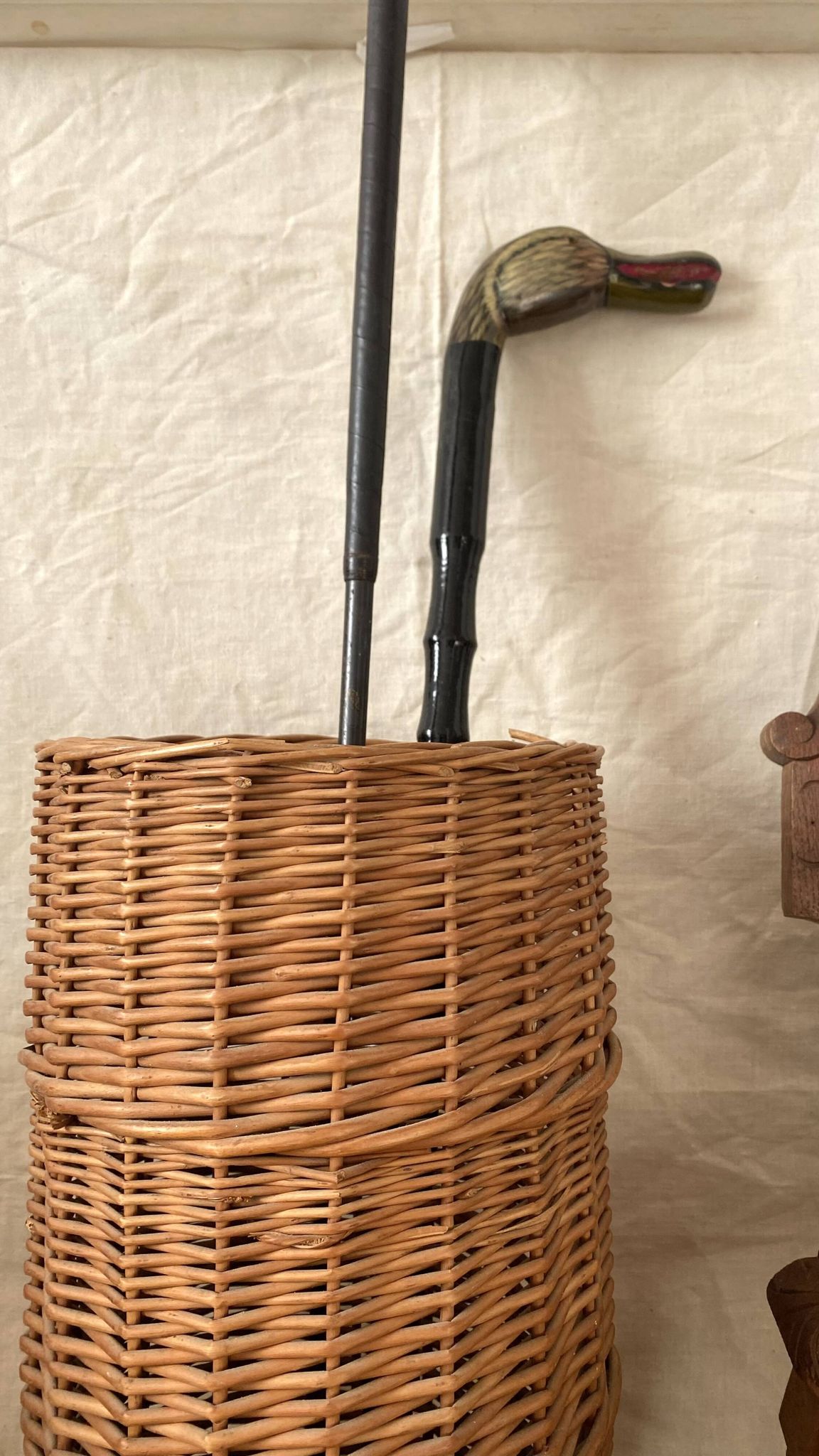 Panier en osier tressé , porte cannes vintage