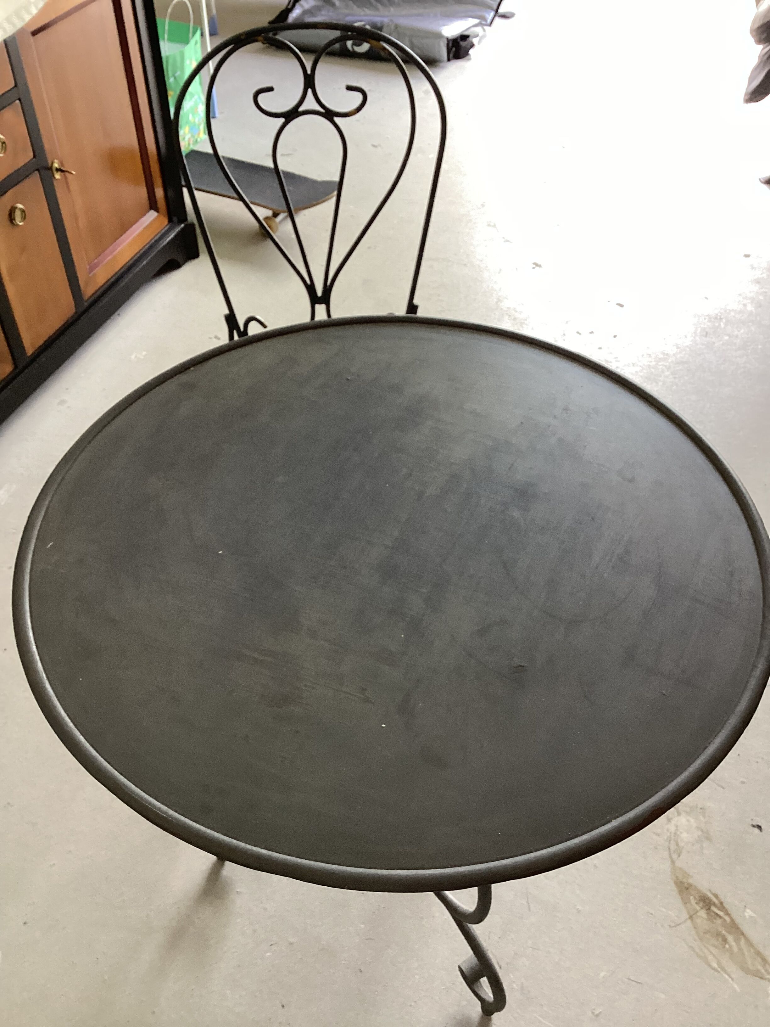 Table de jardin en fer forgé.
