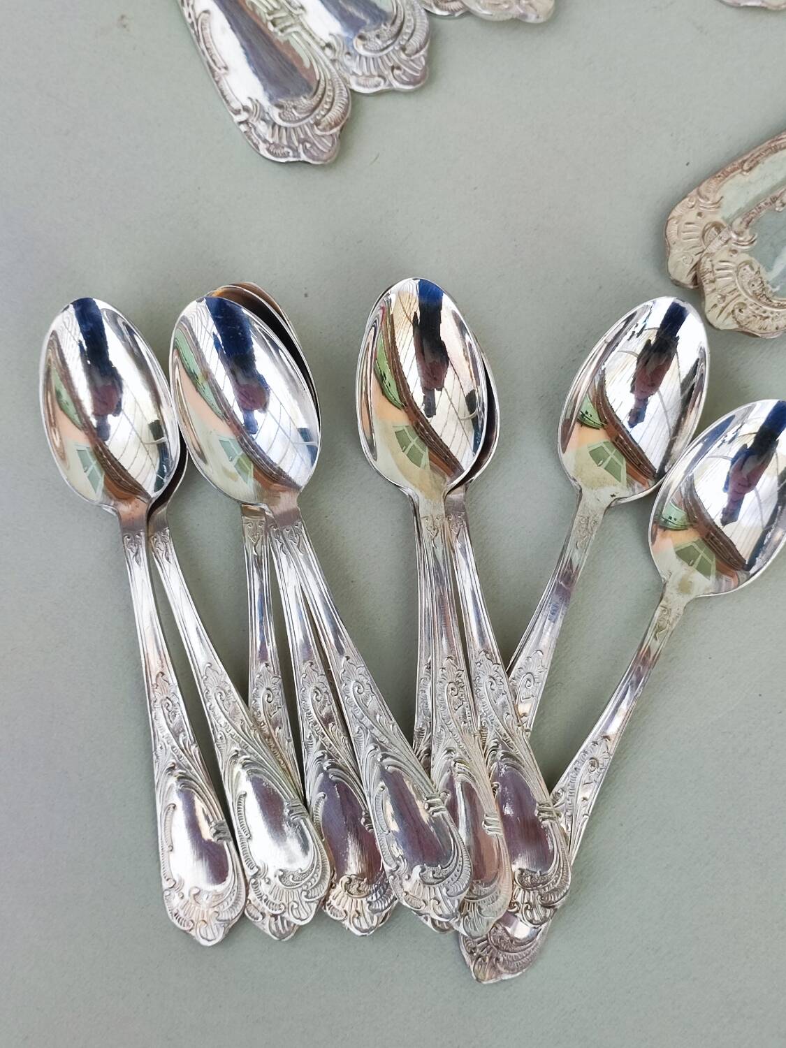 Silverplated cutlery : spoons, forks, teaspoons