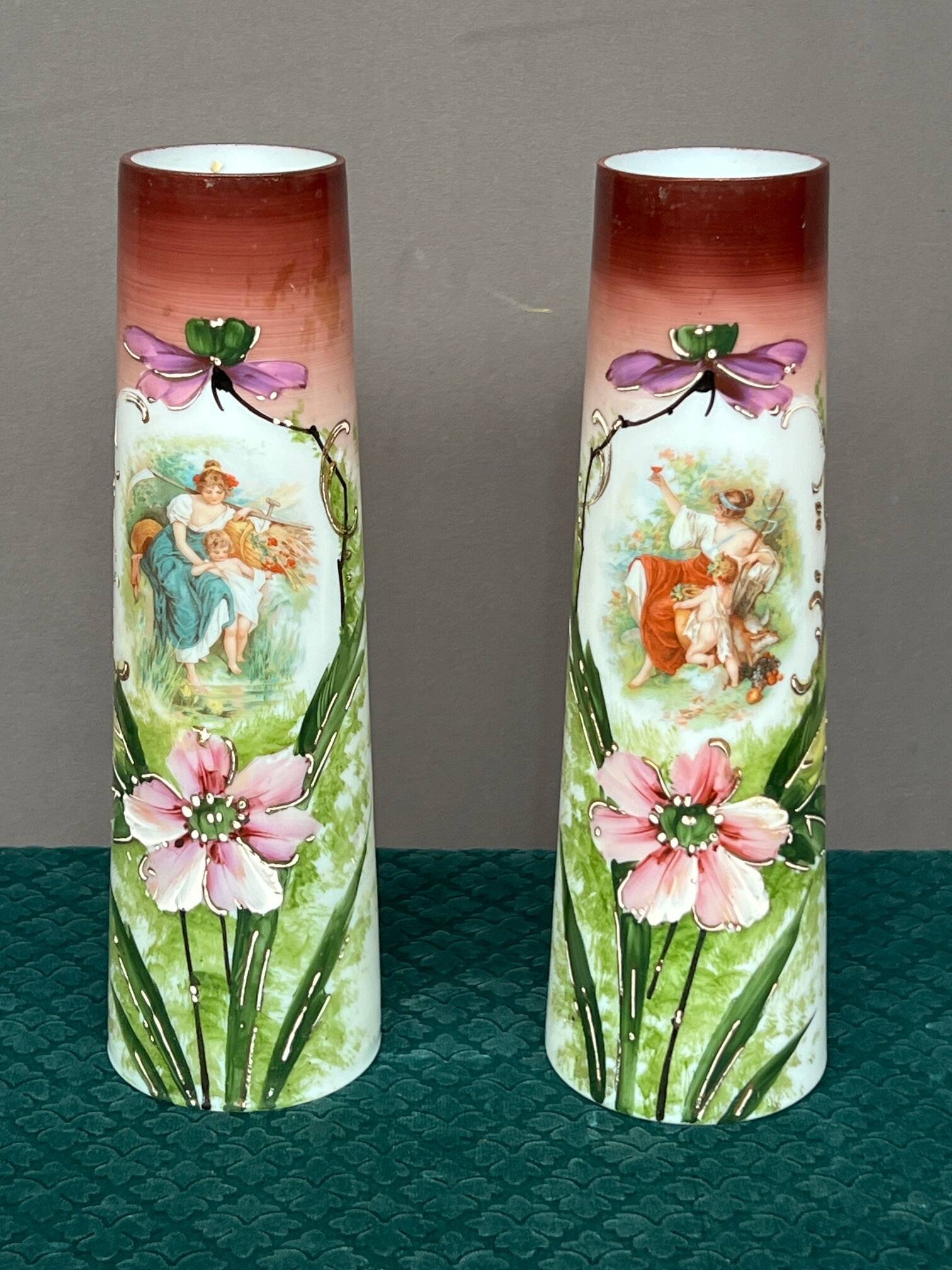 Paire de vases en opaline. Peints à la main.